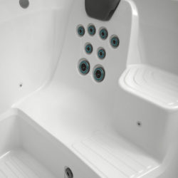 R200 swim spa seating and jet system